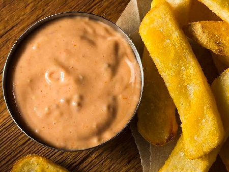 Перфектният сос за бургери и пържени картофки с кетчуп и майонеза - снимка на рецептата